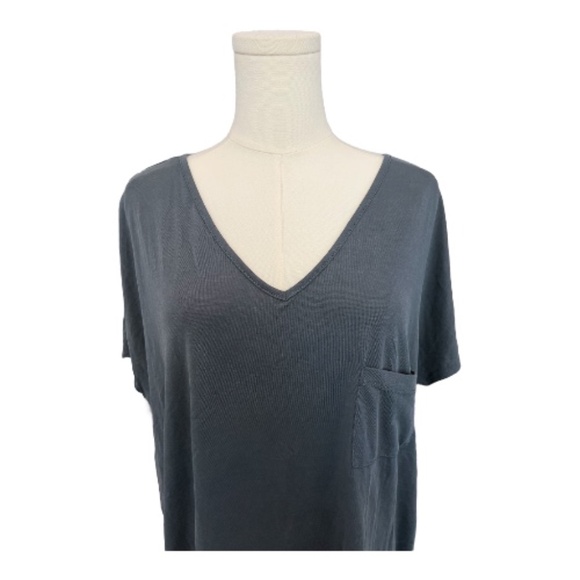 ✨ EUC Amelia James Gray V-Neck Pocket Tee | Size L - Picture 2 of 5